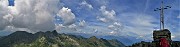 60 Alla bella croce  del Pizzo Zerna (2572 m)-panorama verso Corno Stella e Alpi Retiche